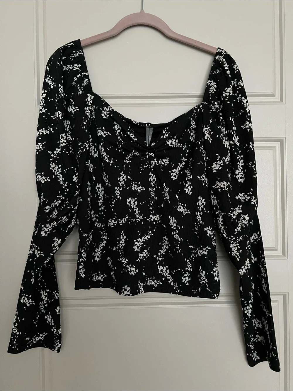 Anthropologie sweetheart neck blouse puff sleeves black floral print L